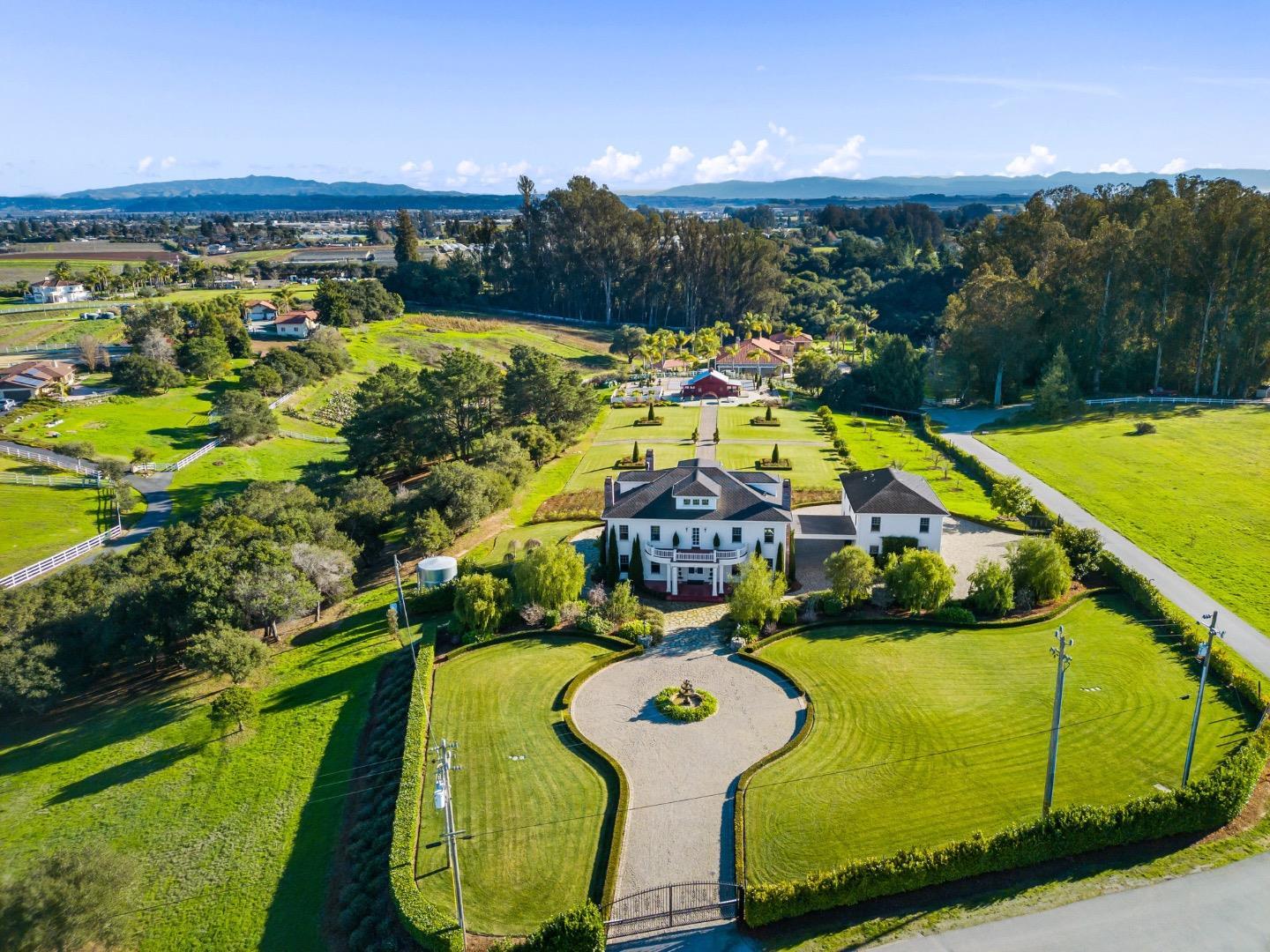 Detail Gallery Image 12 of 95 For 155 Scarlet Ct, Watsonville,  CA 95076 - 4 Beds | 3/1 Baths