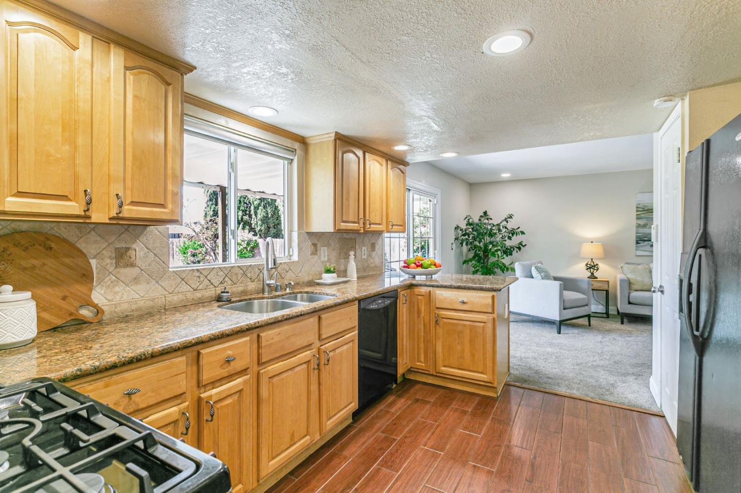 Detail Gallery Image 14 of 39 For 1299 Fallen Leaf Dr, Milpitas,  CA 95035 - 4 Beds | 2/1 Baths