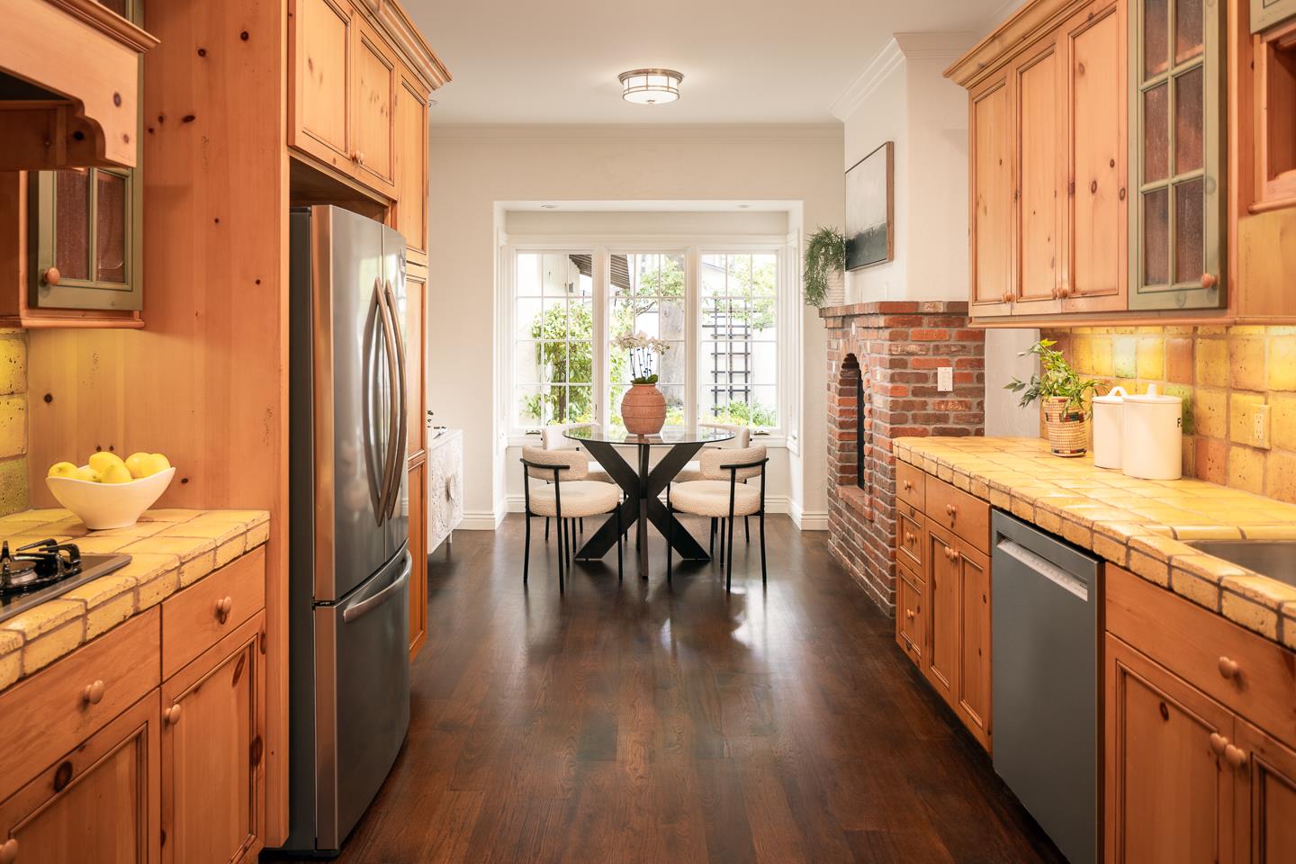 Detail Gallery Image 6 of 14 For 2424 Sharon Oaks Dr, Menlo Park,  CA 94025 - 3 Beds | 2/1 Baths
