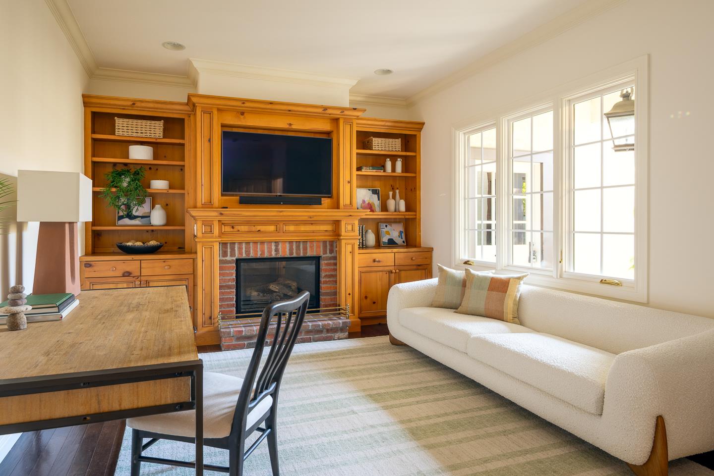 Detail Gallery Image 7 of 14 For 2424 Sharon Oaks Dr, Menlo Park,  CA 94025 - 3 Beds | 2/1 Baths