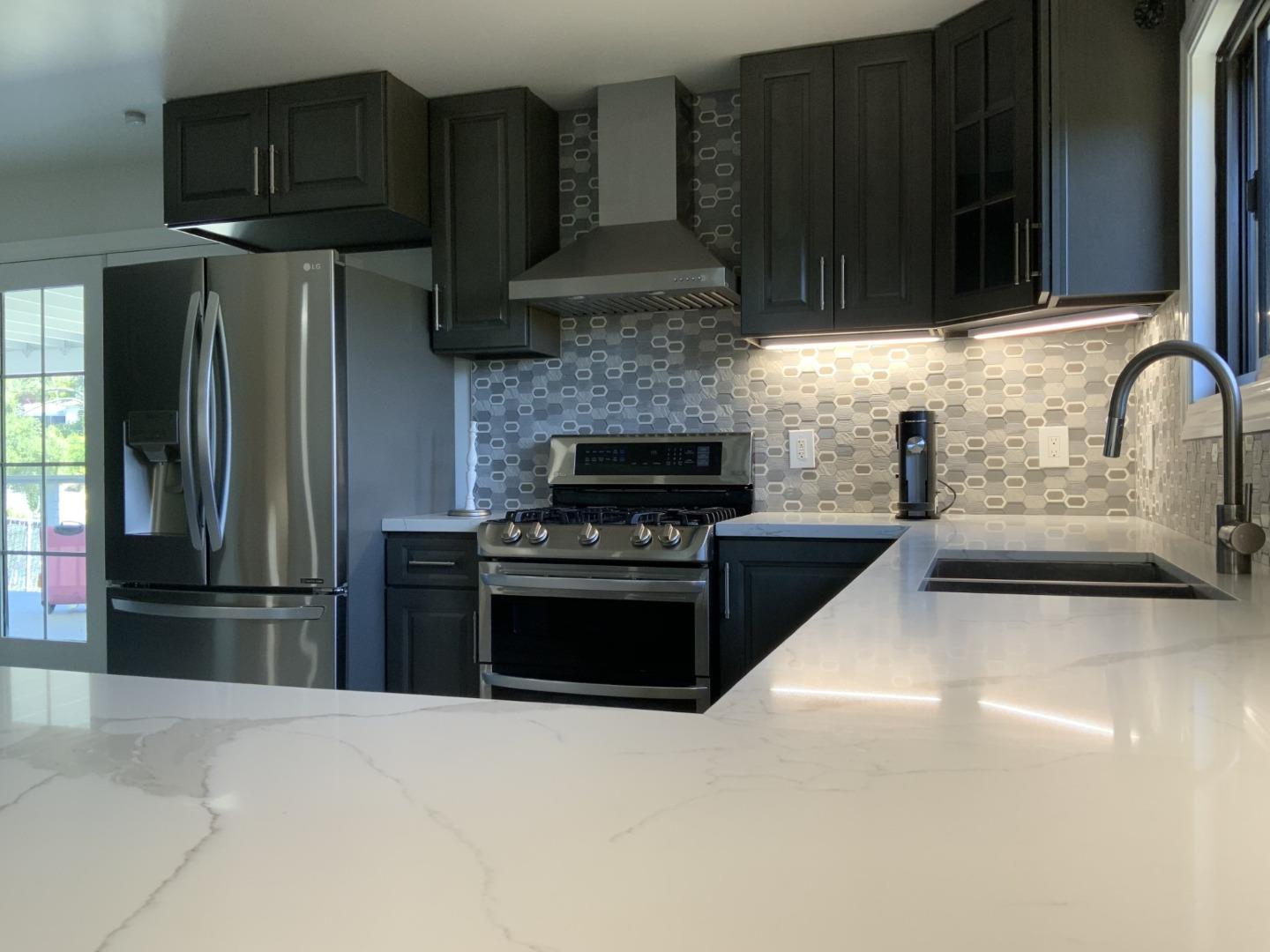 Detail Gallery Image 5 of 13 For 3910 Oak Hill Rd, Oakland,  CA 94605 - 3 Beds | 2 Baths