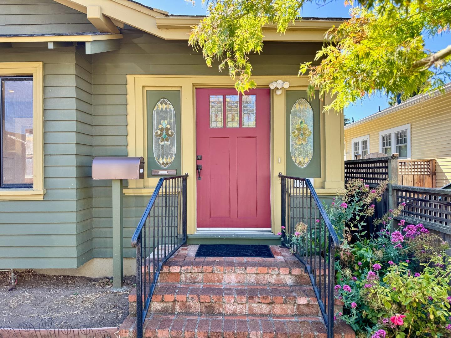 Detail Gallery Image 2 of 47 For 809 Bayswater Ave, Burlingame,  CA 94010 - 2 Beds | 2 Baths