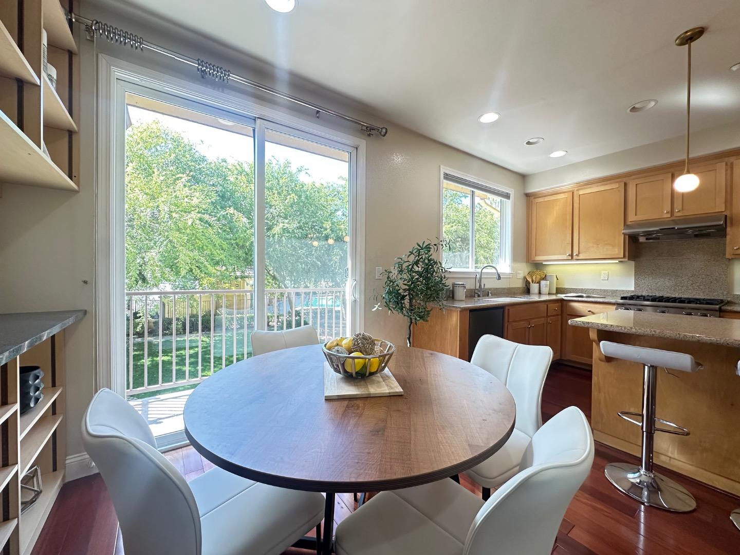 Detail Gallery Image 10 of 22 For 5043 Le Miccine Ter, San Jose,  CA 95129 - 2 Beds | 2/1 Baths