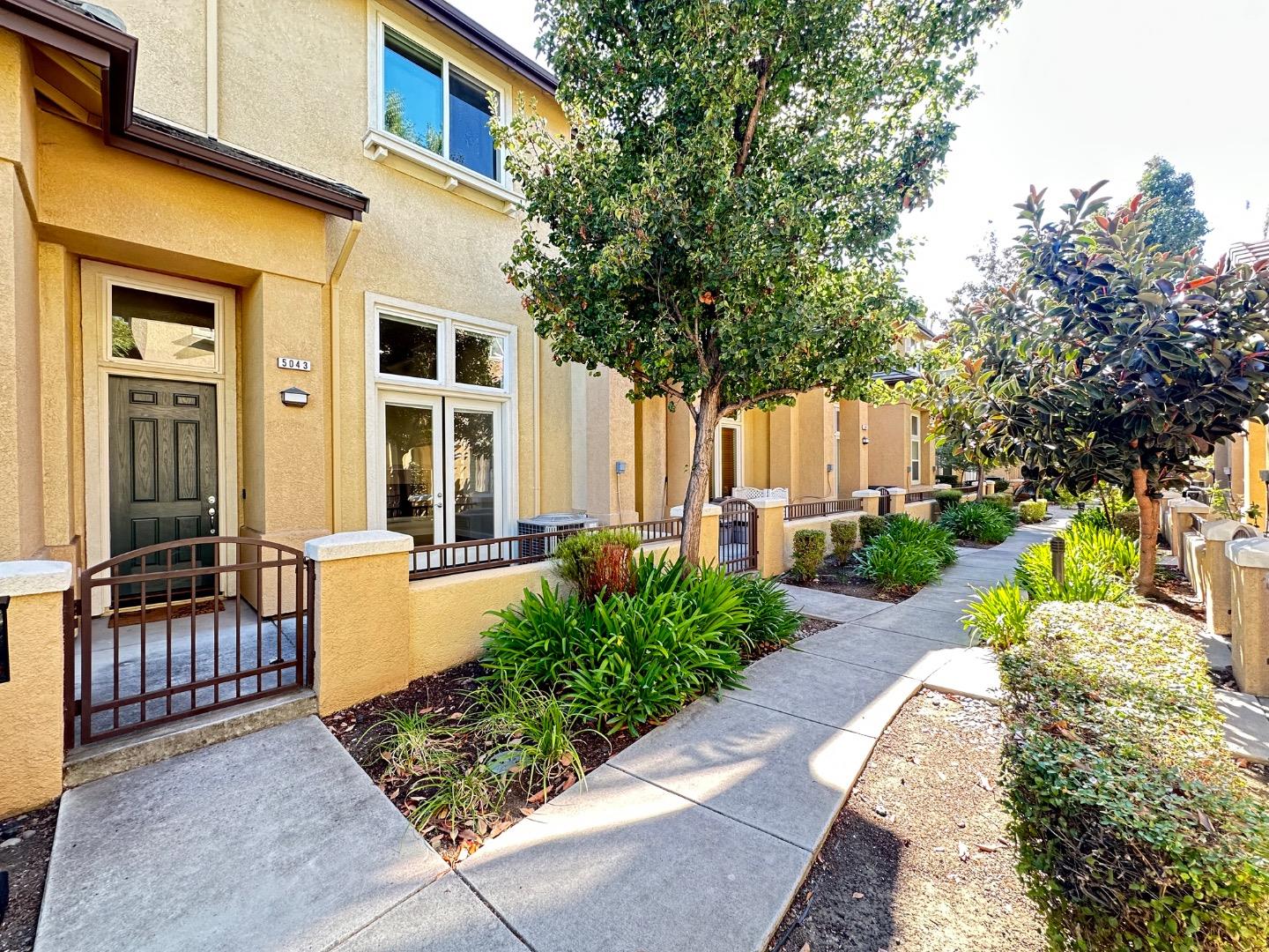 Detail Gallery Image 2 of 22 For 5043 Le Miccine Ter, San Jose,  CA 95129 - 2 Beds | 2/1 Baths