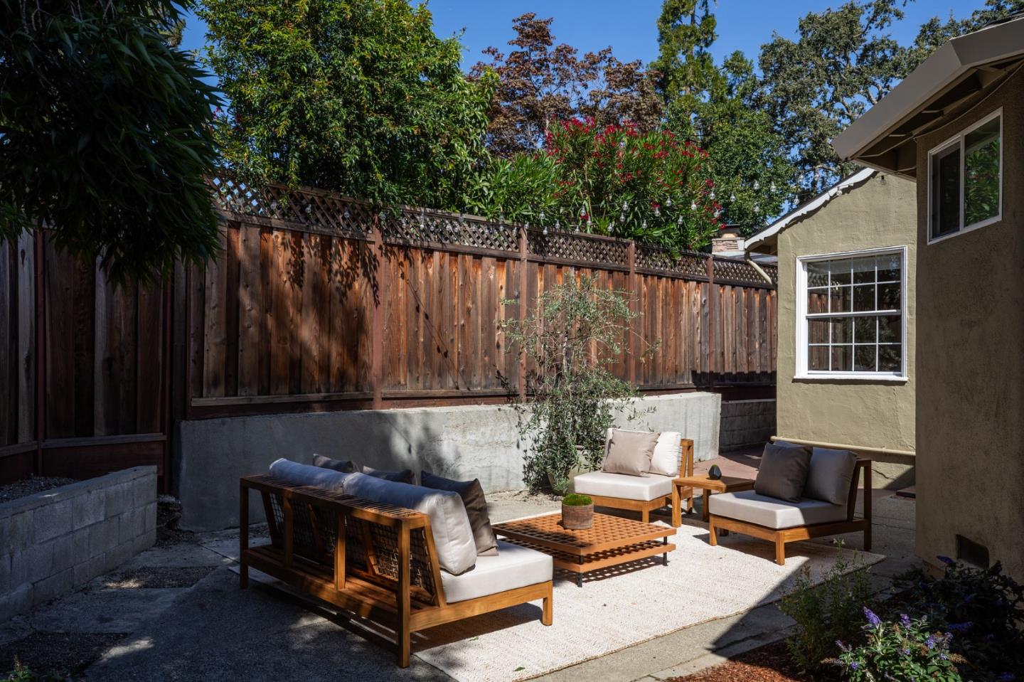 Detail Gallery Image 12 of 15 For 186 Wildwood Ave, San Carlos,  CA 94070 - 2 Beds | 2 Baths