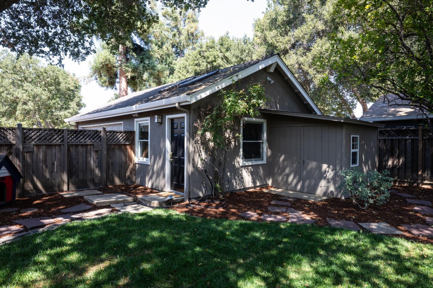 Detail Gallery Image 27 of 35 For 637 Central Ave, Menlo Park,  CA 94025 - 4 Beds | 3/1 Baths