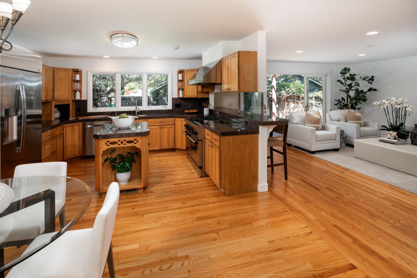 Detail Gallery Image 5 of 35 For 637 Central Ave, Menlo Park,  CA 94025 - 4 Beds | 3/1 Baths