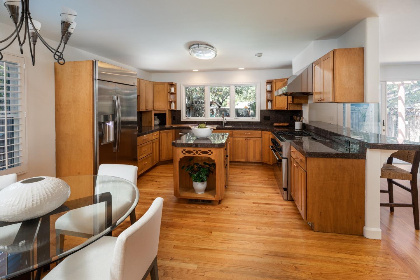 Detail Gallery Image 9 of 35 For 637 Central Ave, Menlo Park,  CA 94025 - 4 Beds | 3/1 Baths