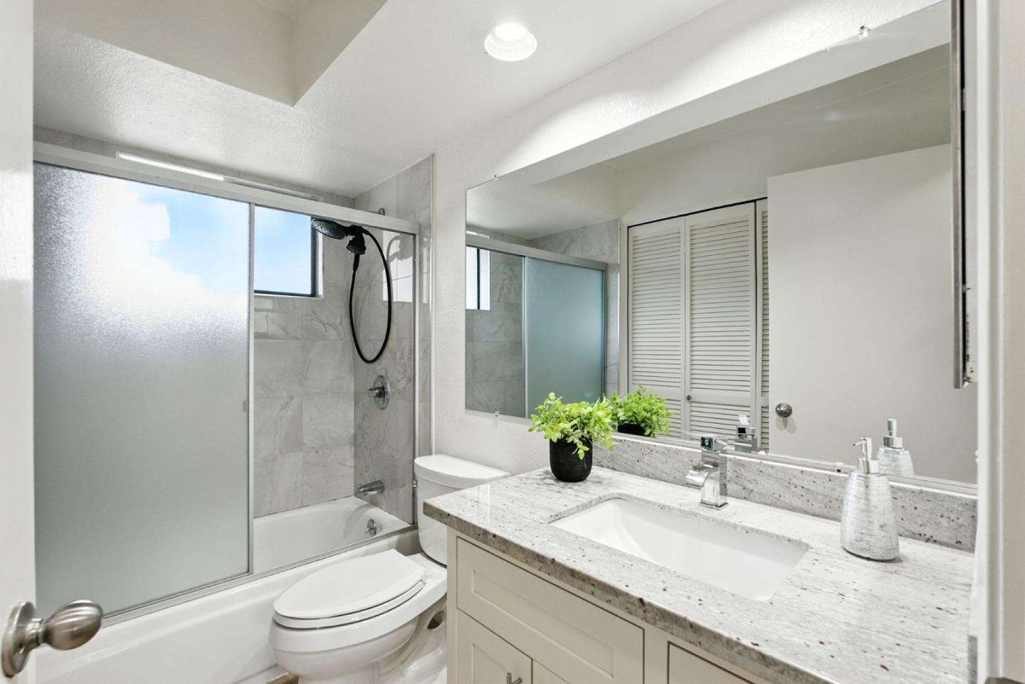Detail Gallery Image 16 of 33 For 24 Pelican Ln, Redwood City,  CA 94065 - 2 Beds | 1 Baths