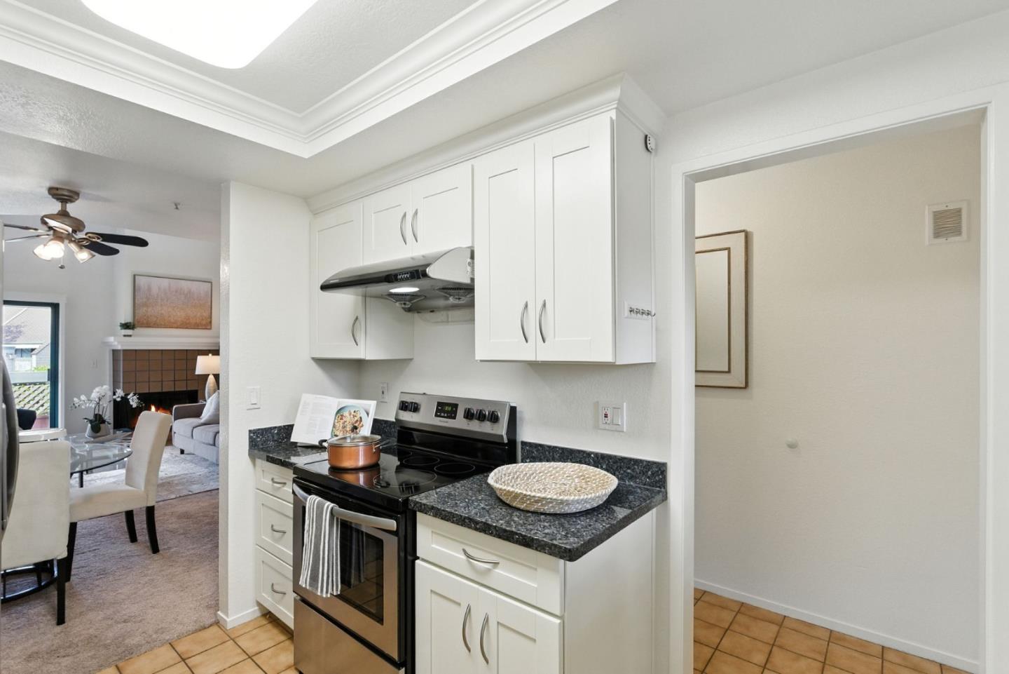 Detail Gallery Image 3 of 33 For 24 Pelican Ln, Redwood City,  CA 94065 - 2 Beds | 1 Baths