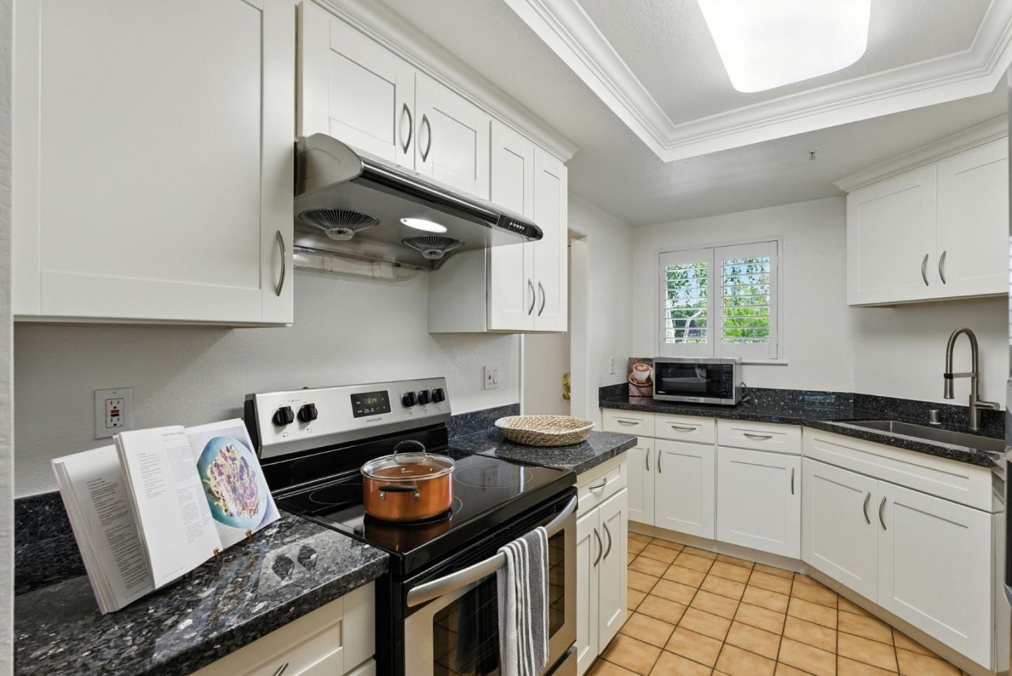 Detail Gallery Image 4 of 33 For 24 Pelican Ln, Redwood City,  CA 94065 - 2 Beds | 1 Baths