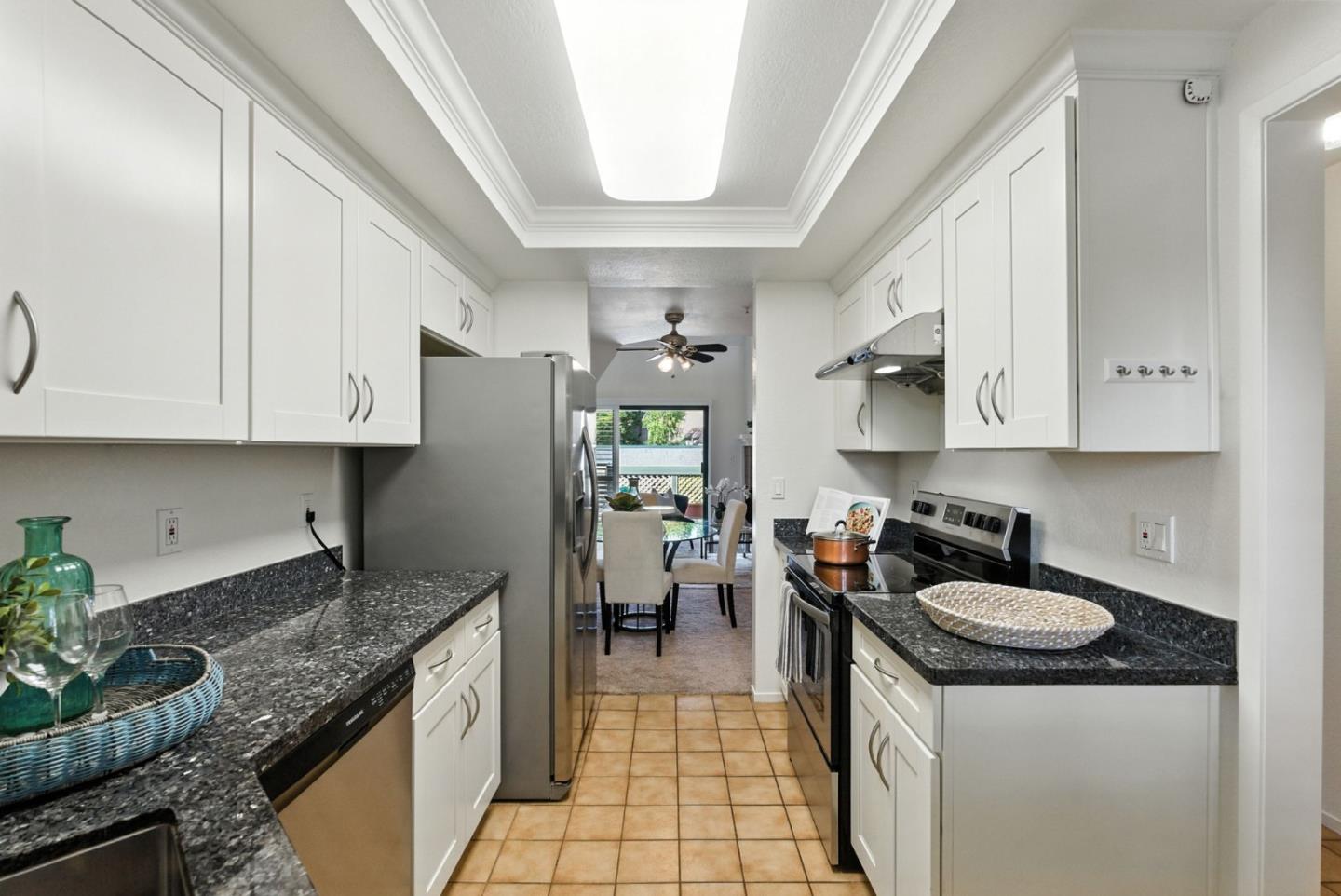 Detail Gallery Image 5 of 33 For 24 Pelican Ln, Redwood City,  CA 94065 - 2 Beds | 1 Baths