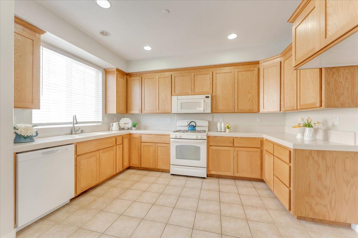 Detail Gallery Image 12 of 33 For 18439 Jade Ln, Morgan Hill,  CA 95037 - 2 Beds | 2/1 Baths