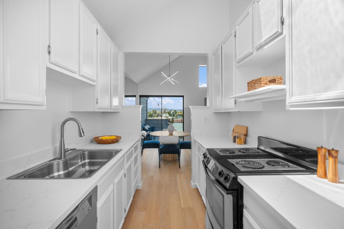 Detail Gallery Image 5 of 26 For 878 Wharfside Rd, San Mateo,  CA 94404 - 2 Beds | 2 Baths