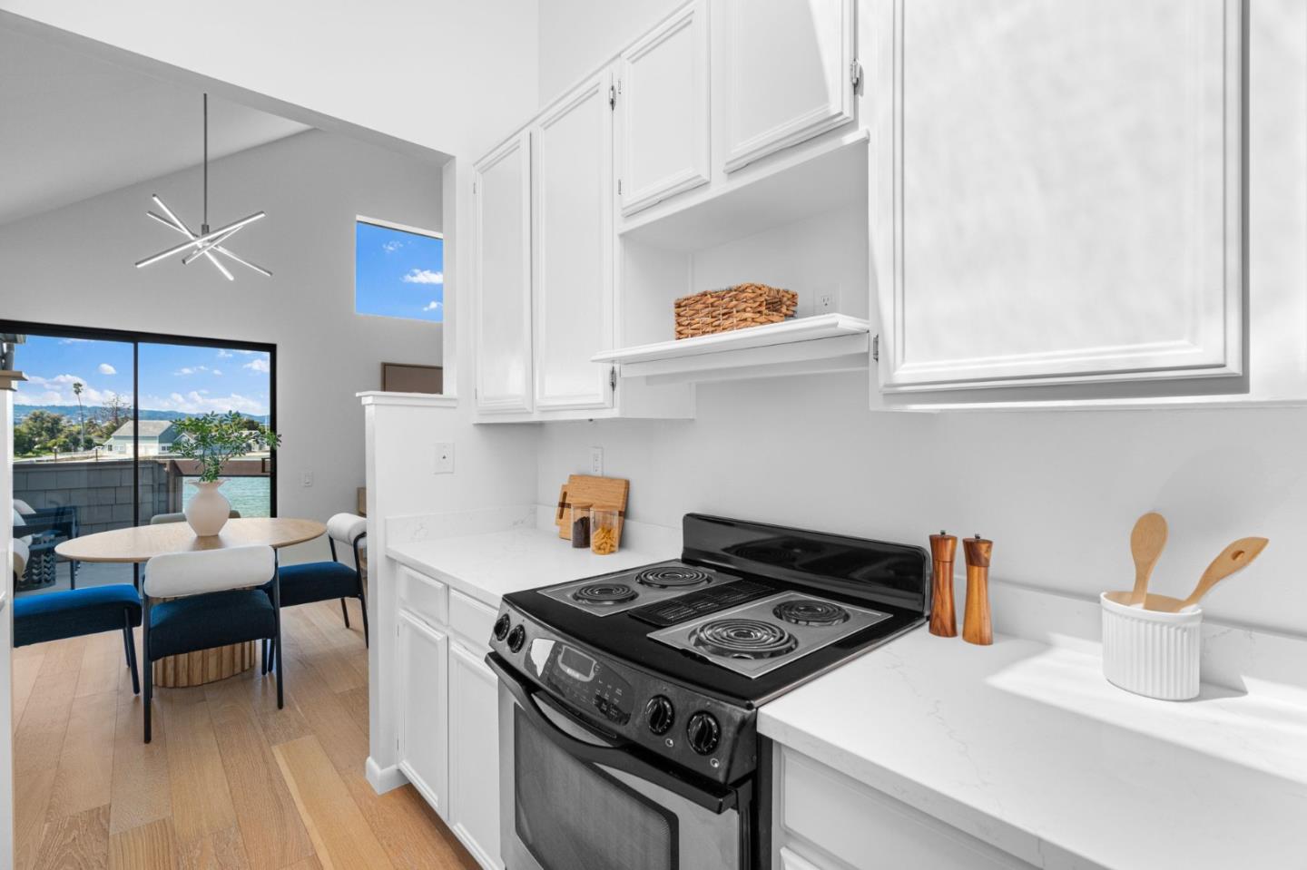 Detail Gallery Image 6 of 26 For 878 Wharfside Rd, San Mateo,  CA 94404 - 2 Beds | 2 Baths