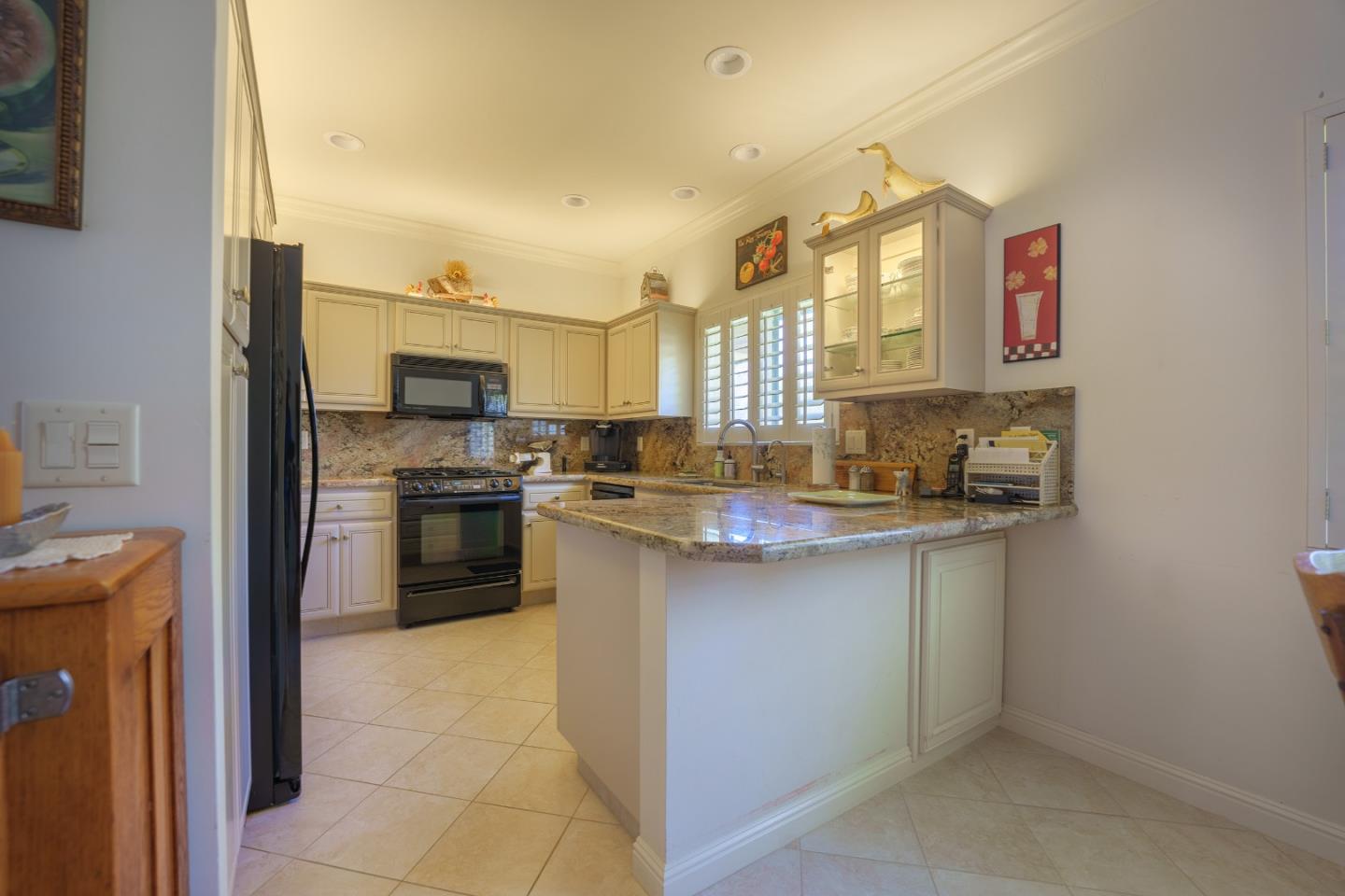 Detail Gallery Image 5 of 31 For 23799 Monterey-Salinas Hwy #18,  Salinas,  CA 93908 - 2 Beds | 2 Baths
