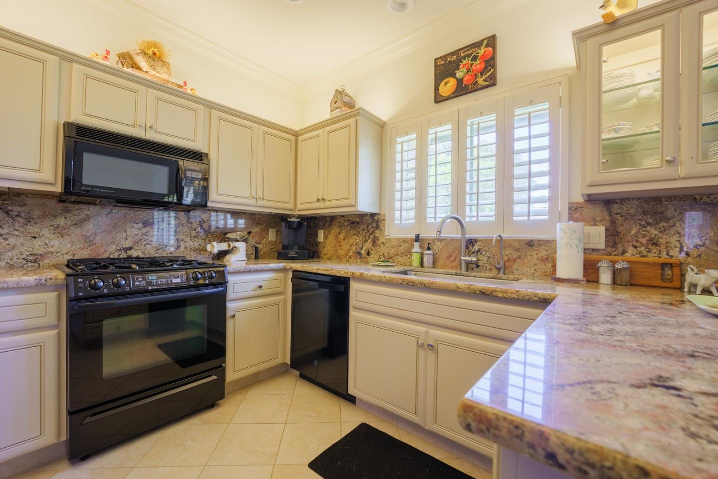 Detail Gallery Image 6 of 31 For 23799 Monterey-Salinas Hwy #18,  Salinas,  CA 93908 - 2 Beds | 2 Baths