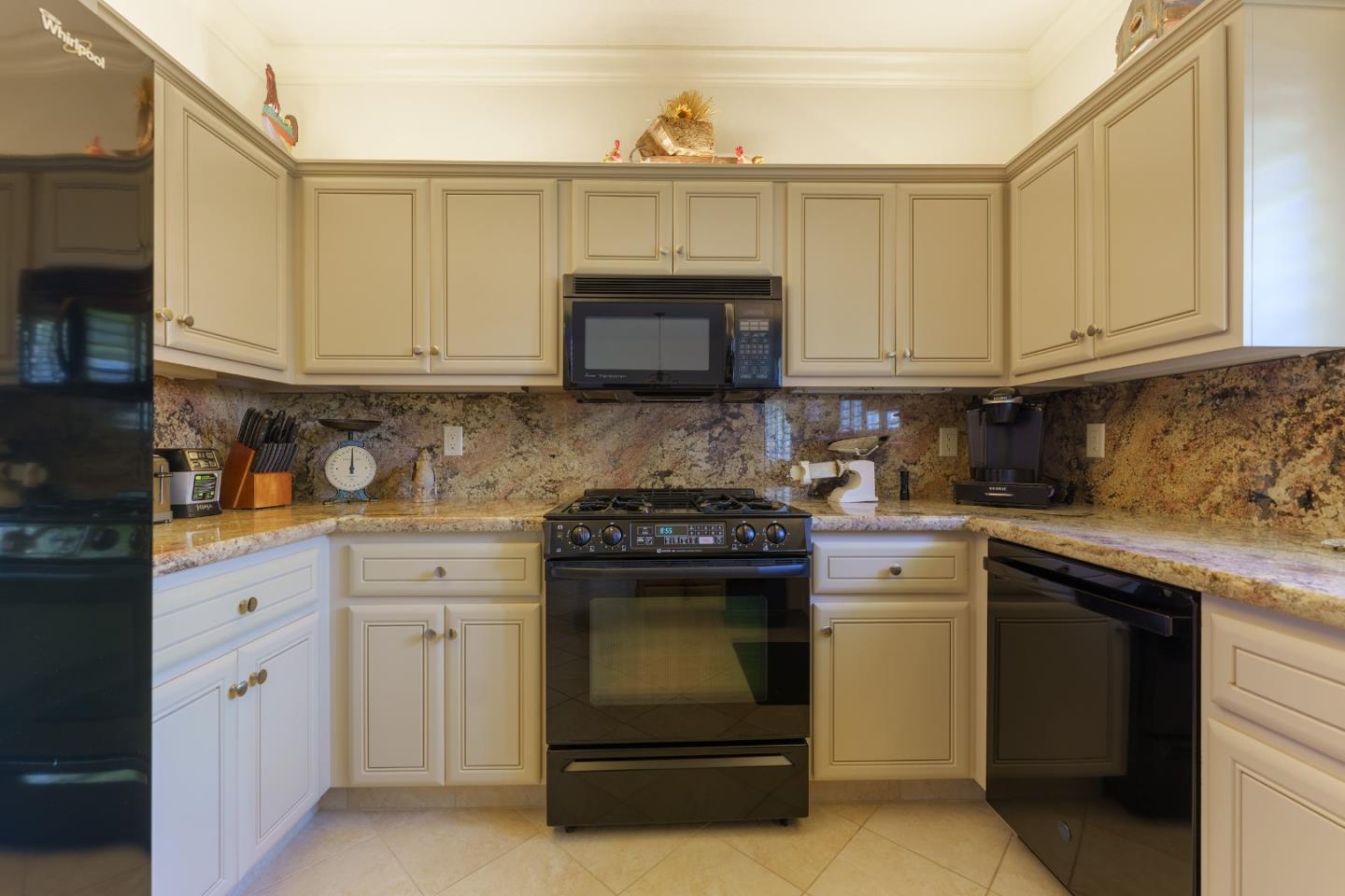 Detail Gallery Image 7 of 31 For 23799 Monterey-Salinas Hwy #18,  Salinas,  CA 93908 - 2 Beds | 2 Baths