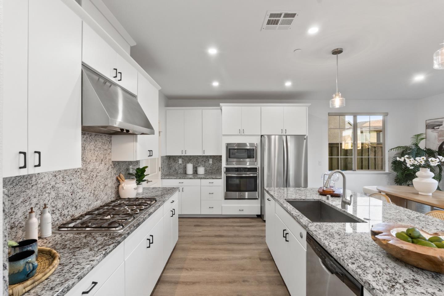 Detail Gallery Image 11 of 61 For 355 Crestview Cir, Daly City,  CA 94015 - 5 Beds | 3 Baths