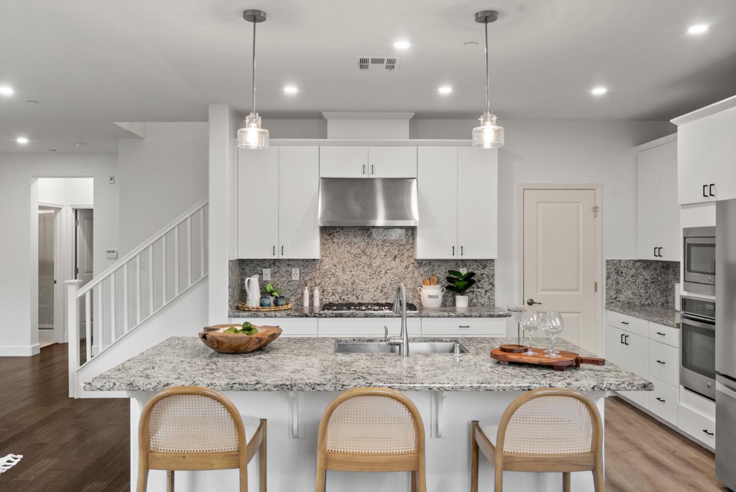Detail Gallery Image 9 of 61 For 355 Crestview Cir, Daly City,  CA 94015 - 5 Beds | 3 Baths