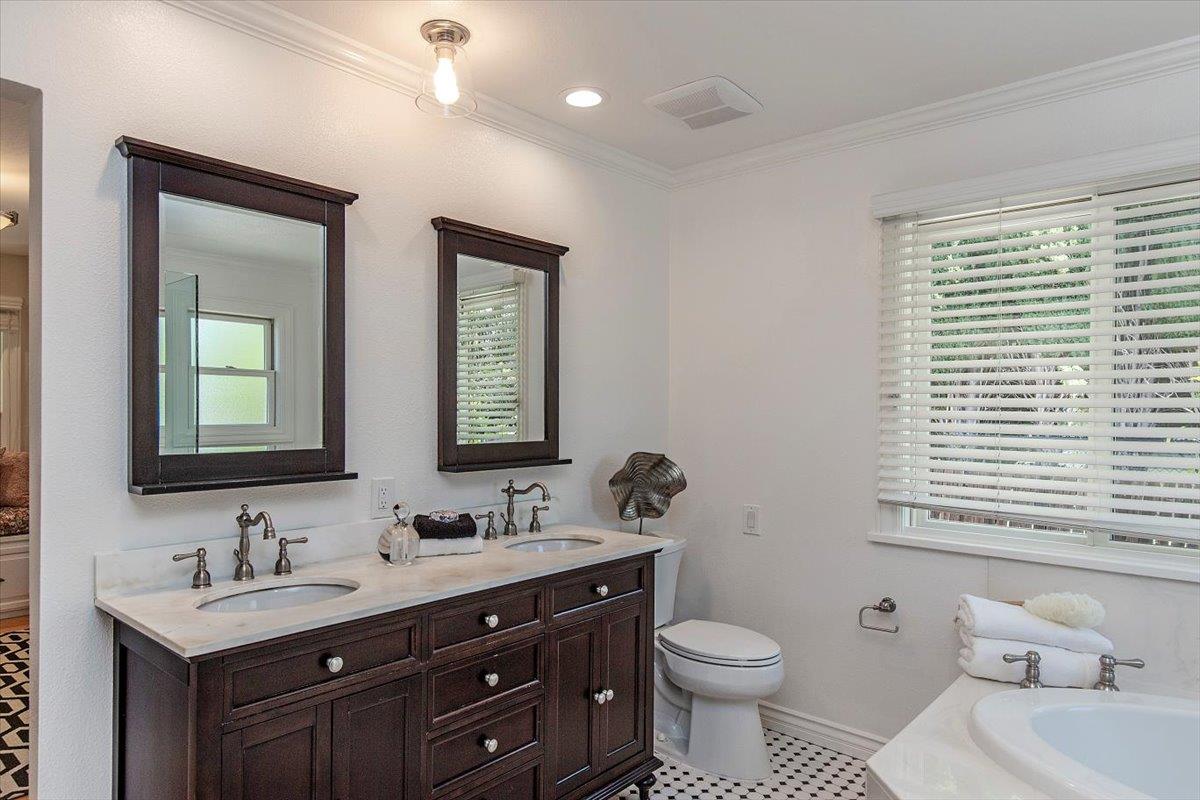 Detail Gallery Image 10 of 33 For 238 Hillview Ave, Redwood City,  CA 94062 - 4 Beds | 3 Baths