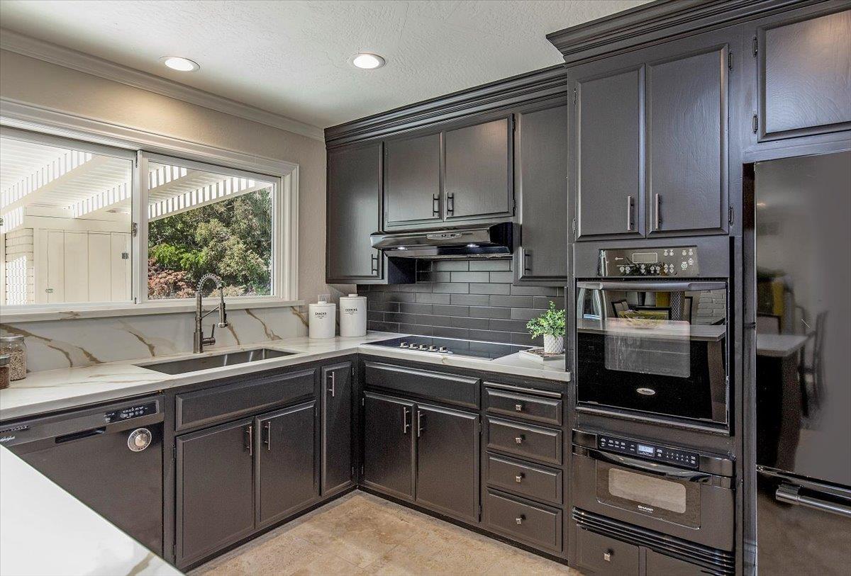 Detail Gallery Image 6 of 33 For 238 Hillview Ave, Redwood City,  CA 94062 - 4 Beds | 3 Baths