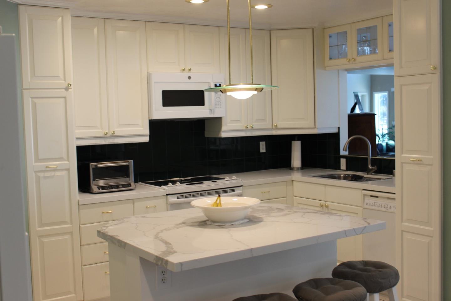 Detail Gallery Image 3 of 22 For 1041 Shoal Dr, San Mateo,  CA 94404 - 3 Beds | 2/1 Baths