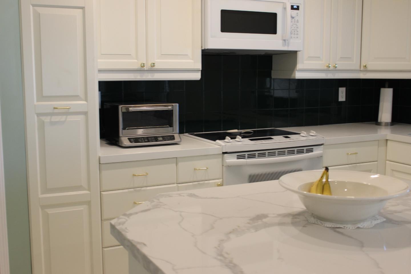 Detail Gallery Image 4 of 22 For 1041 Shoal Dr, San Mateo,  CA 94404 - 3 Beds | 2/1 Baths