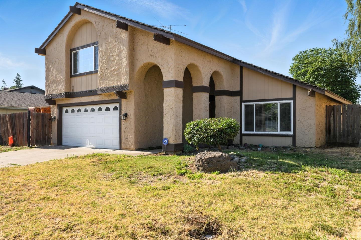 Detail Gallery Image 2 of 19 For 8929 Red Leaf Way, Sacramento,  CA 95826 - 3 Beds | 2/1 Baths