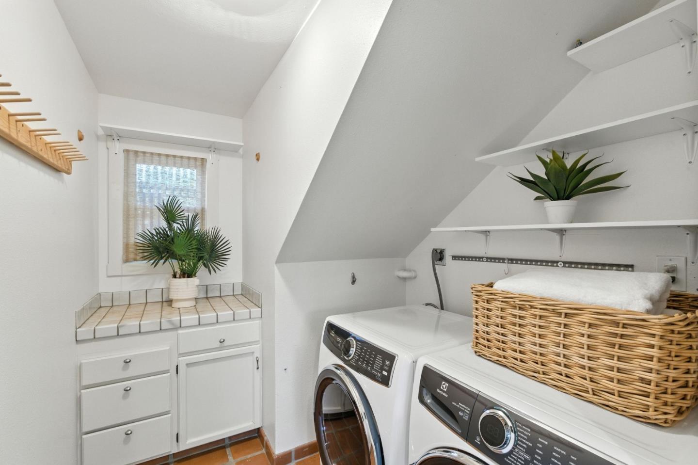Detail Gallery Image 18 of 38 For 161 Jeter St, Redwood City,  CA 94062 - 4 Beds | 2/1 Baths