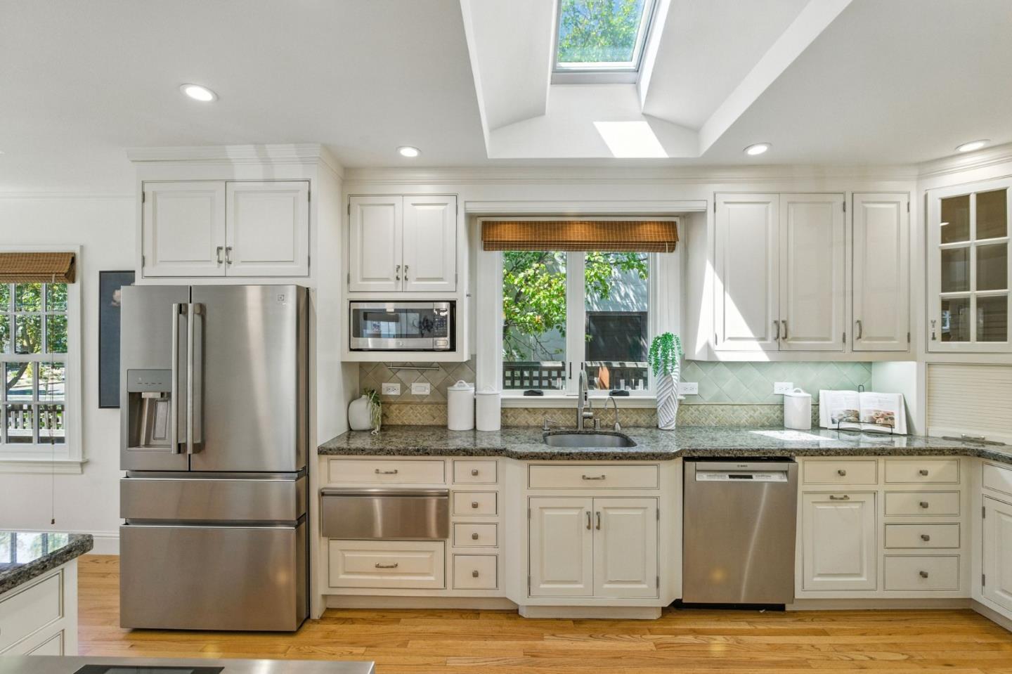 Detail Gallery Image 7 of 38 For 161 Jeter St, Redwood City,  CA 94062 - 4 Beds | 2/1 Baths