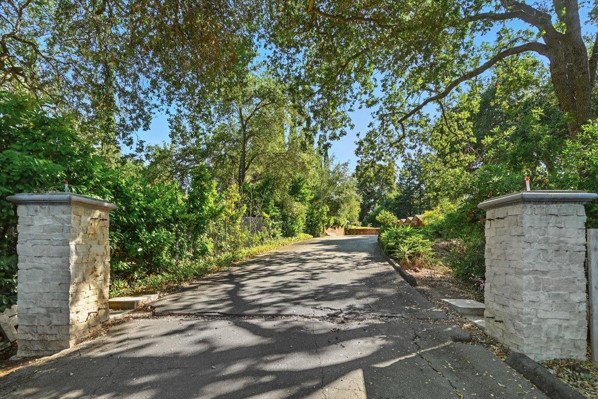 Detail Gallery Image 3 of 88 For 14582 Horseshoe Dr, Saratoga,  CA 95070 - 5 Beds | 3/1 Baths