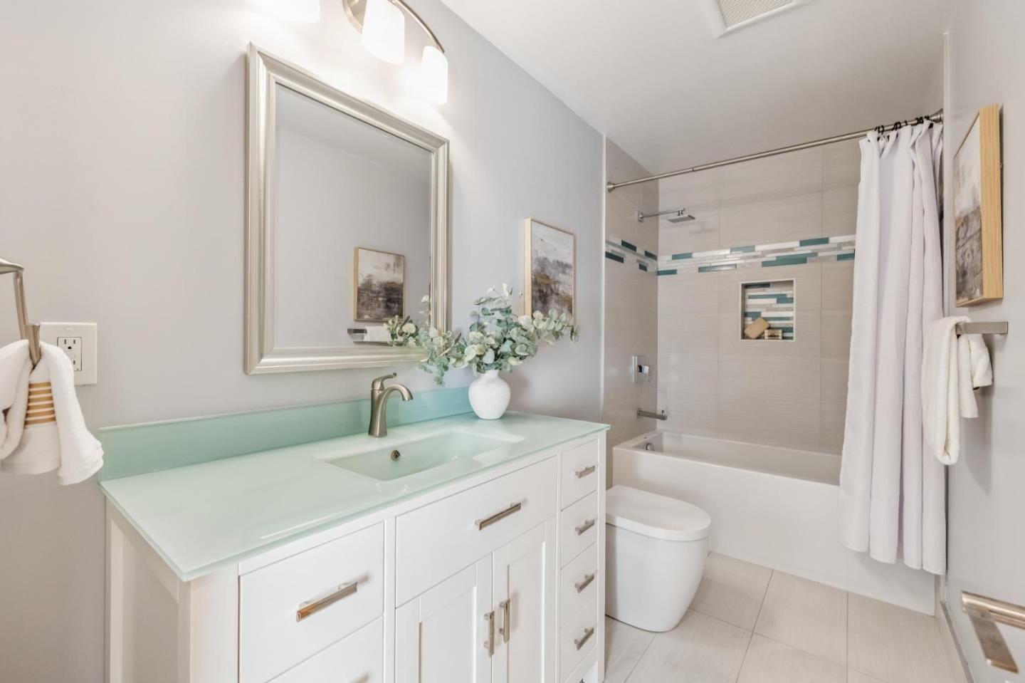 Detail Gallery Image 16 of 25 For 708 Linda Ct, San Mateo,  CA 94403 - 3 Beds | 2/1 Baths