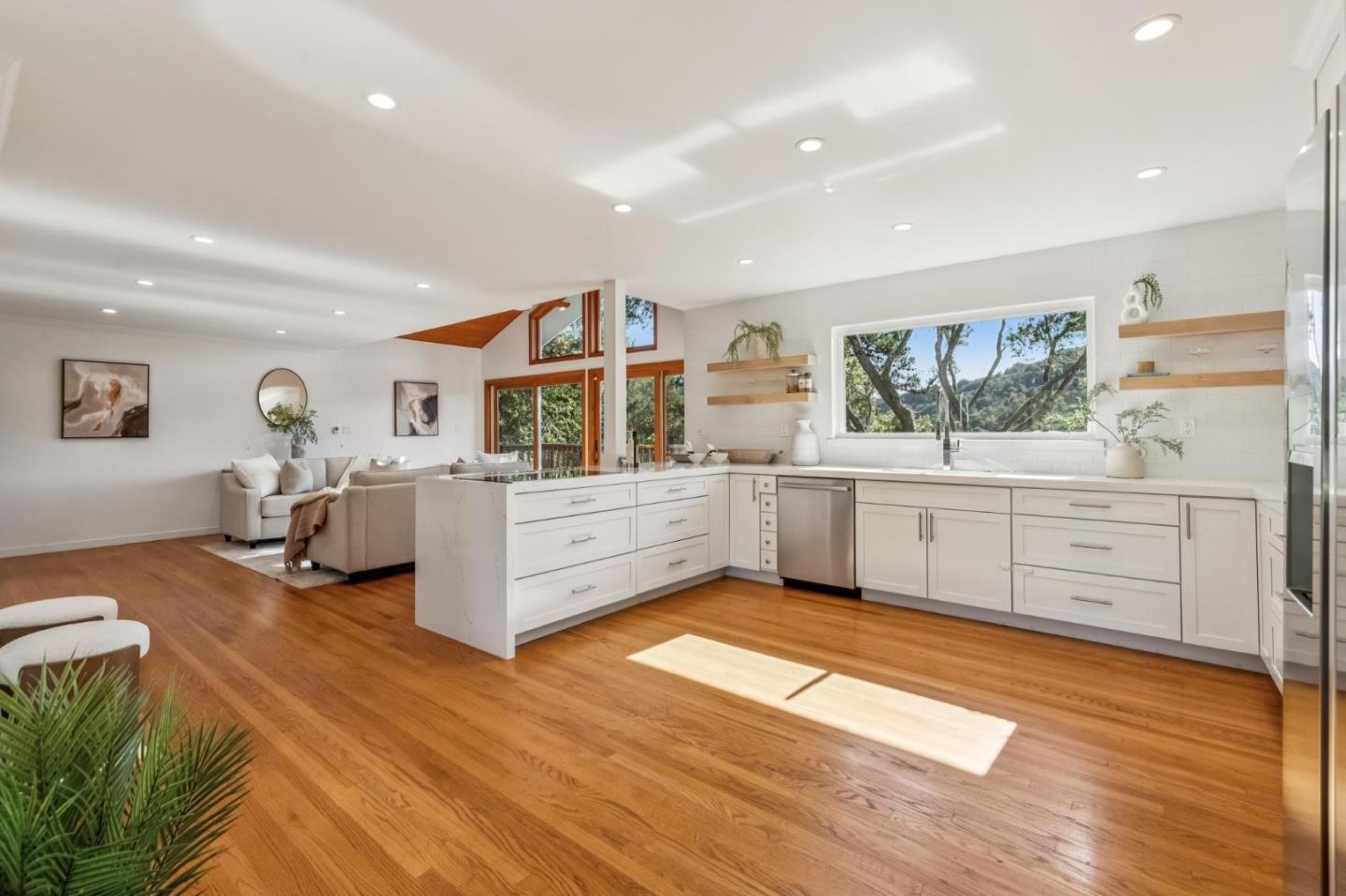 Detail Gallery Image 5 of 25 For 708 Linda Ct, San Mateo,  CA 94403 - 3 Beds | 2/1 Baths