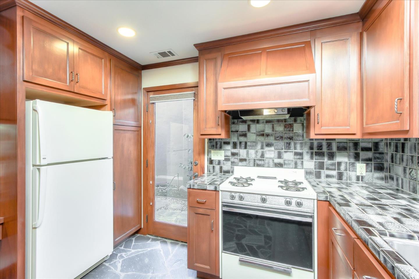 Detail Gallery Image 12 of 31 For 623 1/2 Paco Dr, Los Altos,  CA 94024 - 2 Beds | 1 Baths
