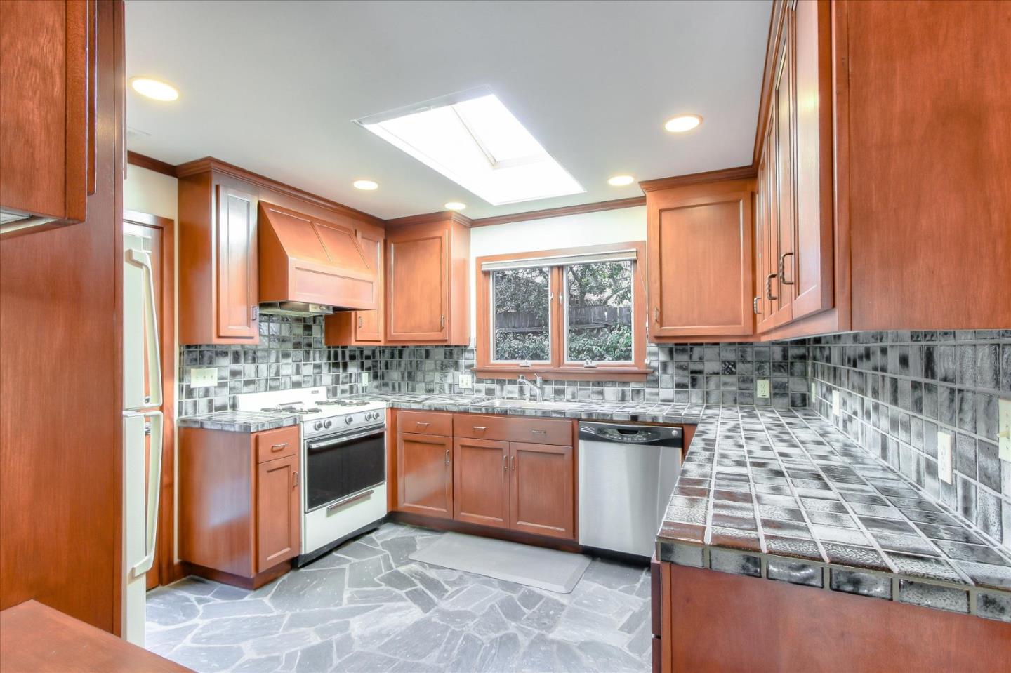 Detail Gallery Image 8 of 31 For 623 1/2 Paco Dr, Los Altos,  CA 94024 - 2 Beds | 1 Baths