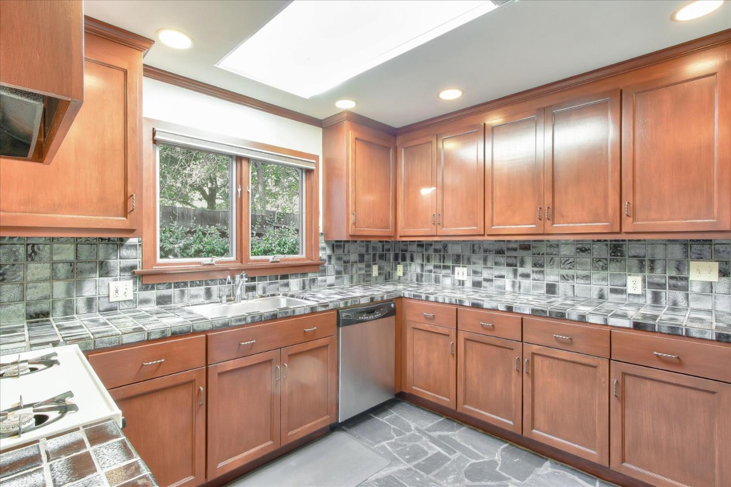 Detail Gallery Image 9 of 31 For 623 1/2 Paco Dr, Los Altos,  CA 94024 - 2 Beds | 1 Baths