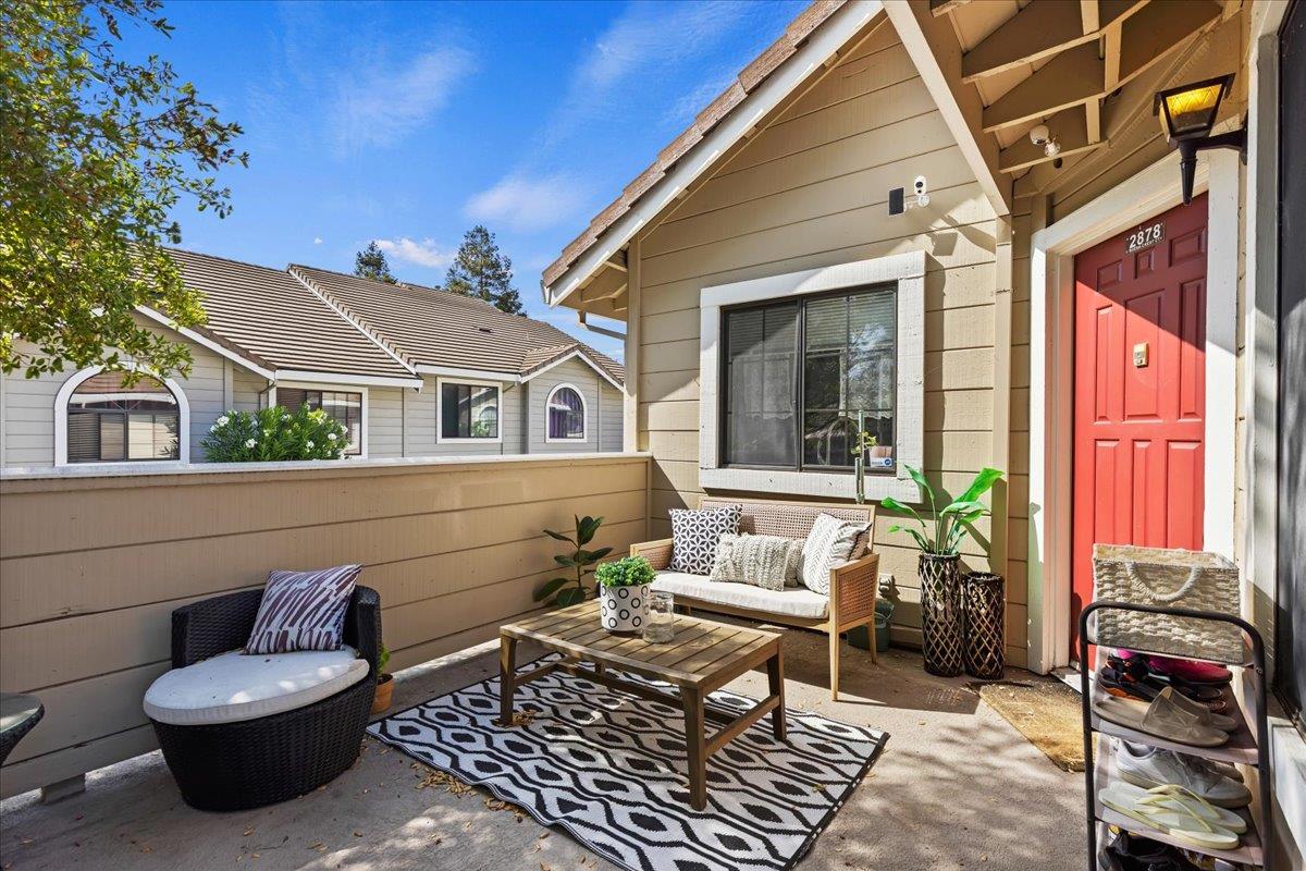 Detail Gallery Image 1 of 16 For 2878 Buena Crest Ct, San Jose,  CA 95121 - 2 Beds | 2 Baths