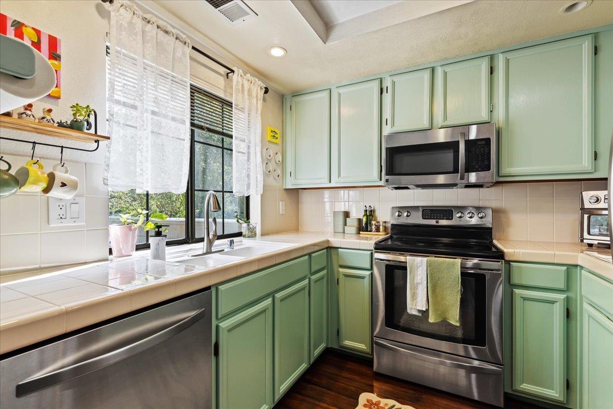 Detail Gallery Image 9 of 16 For 2878 Buena Crest Ct, San Jose,  CA 95121 - 2 Beds | 2 Baths
