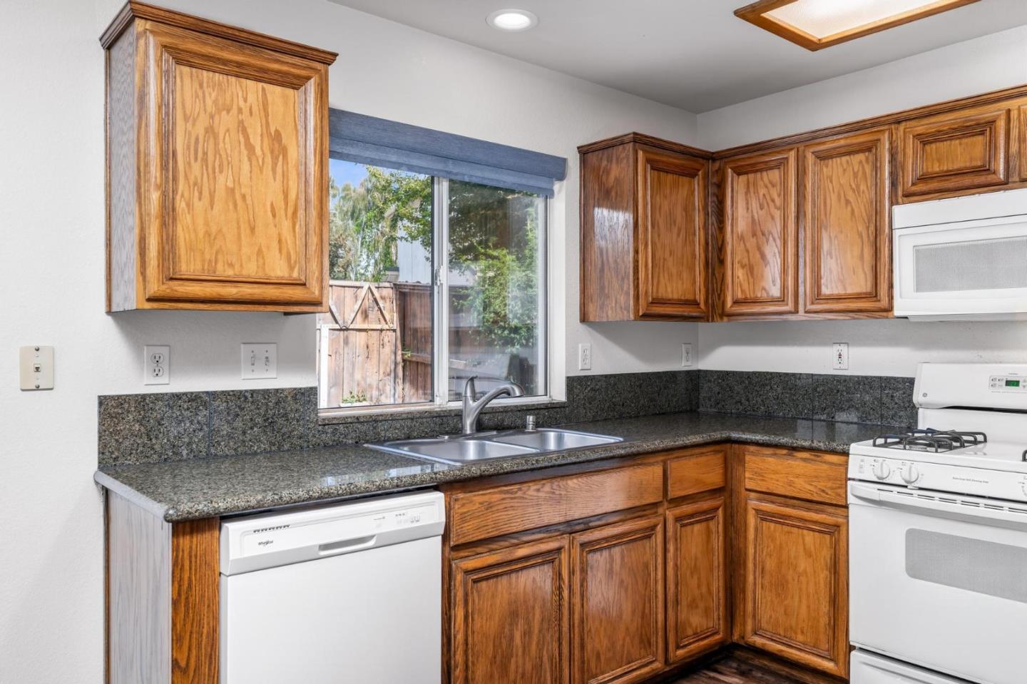 Detail Gallery Image 8 of 34 For 4325 Heritage Pl, Stockton,  CA 95219 - 3 Beds | 2/1 Baths