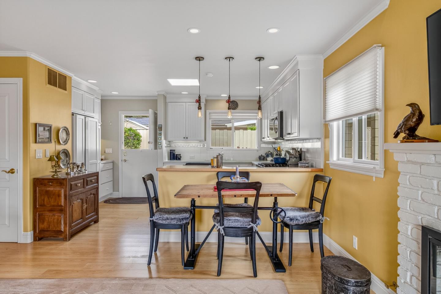 Detail Gallery Image 11 of 42 For 171 Hacienda Carmel, Carmel,  CA 93923 - 2 Beds | 2 Baths
