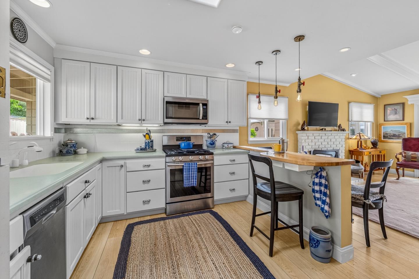 Detail Gallery Image 12 of 42 For 171 Hacienda Carmel, Carmel,  CA 93923 - 2 Beds | 2 Baths