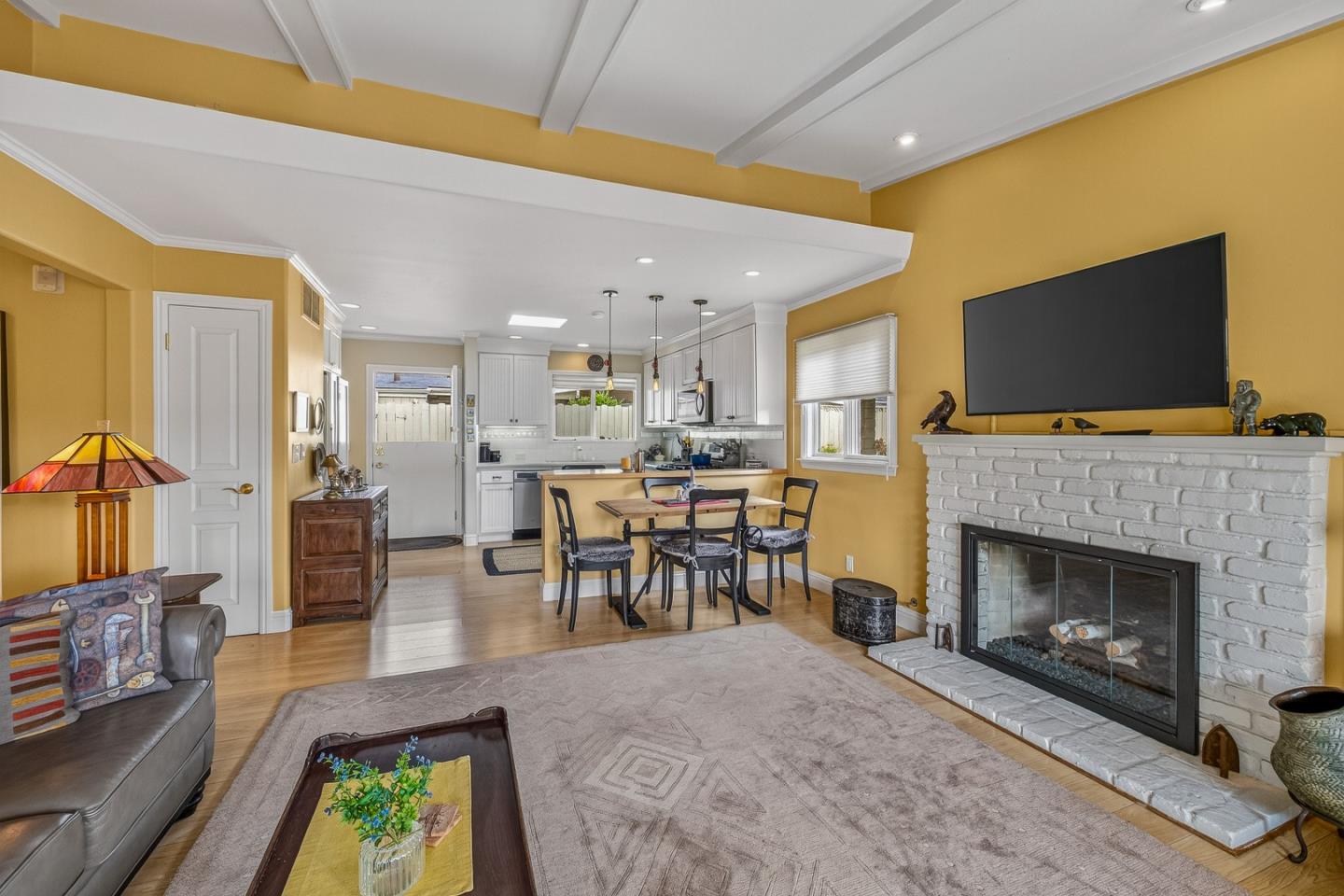 Detail Gallery Image 9 of 42 For 171 Hacienda Carmel, Carmel,  CA 93923 - 2 Beds | 2 Baths