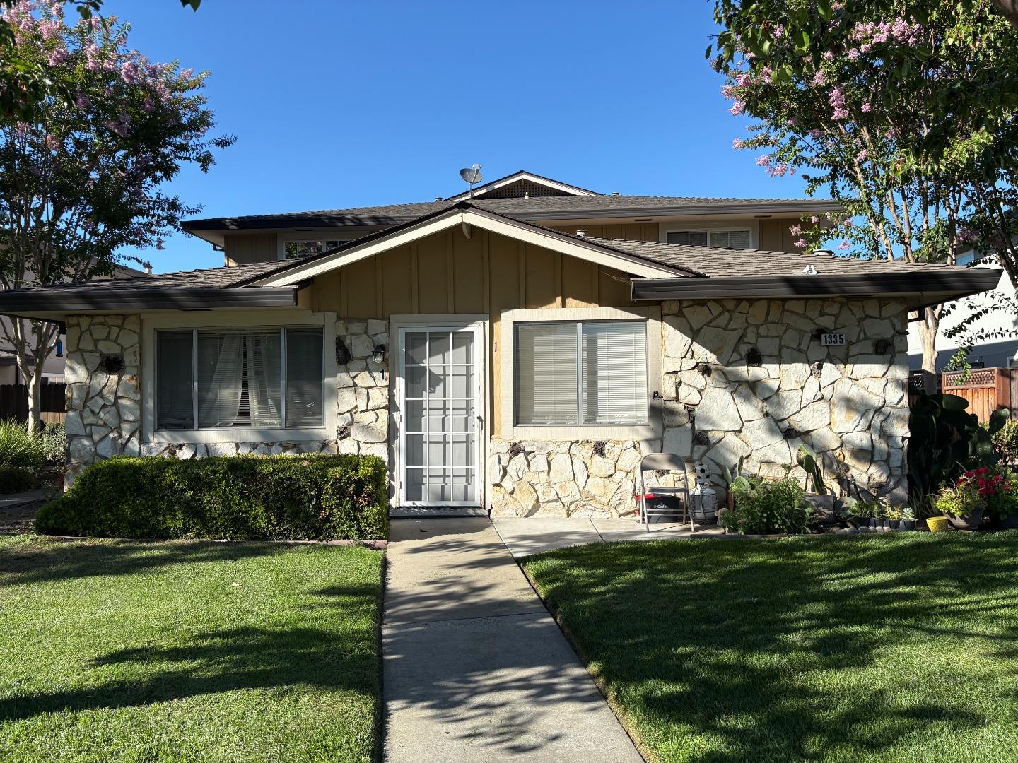 Detail Gallery Image 1 of 24 For 1335 Scossa Ave #1,  San Jose,  CA 95118 - 2 Beds | 1 Baths