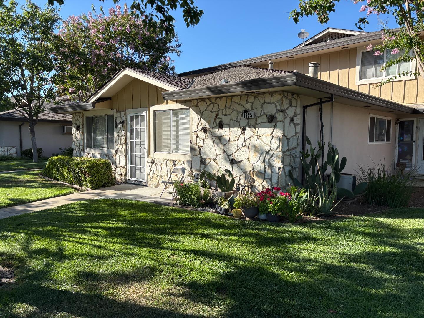 Detail Gallery Image 3 of 24 For 1335 Scossa Ave #1,  San Jose,  CA 95118 - 2 Beds | 1 Baths