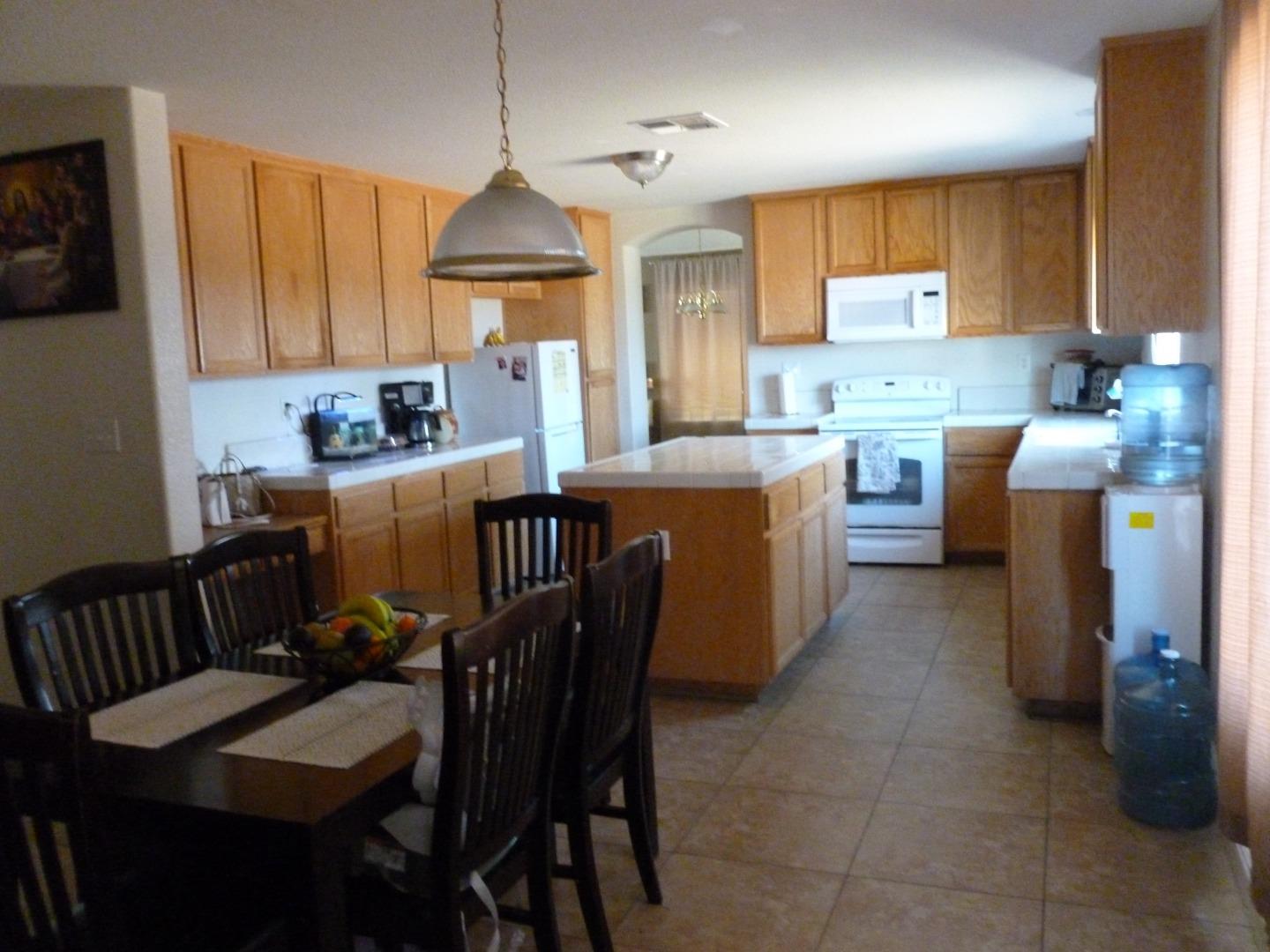 Detail Gallery Image 11 of 23 For 1013 Chenin Blanc St, Los Banos,  CA 93635 - 5 Beds | 3 Baths