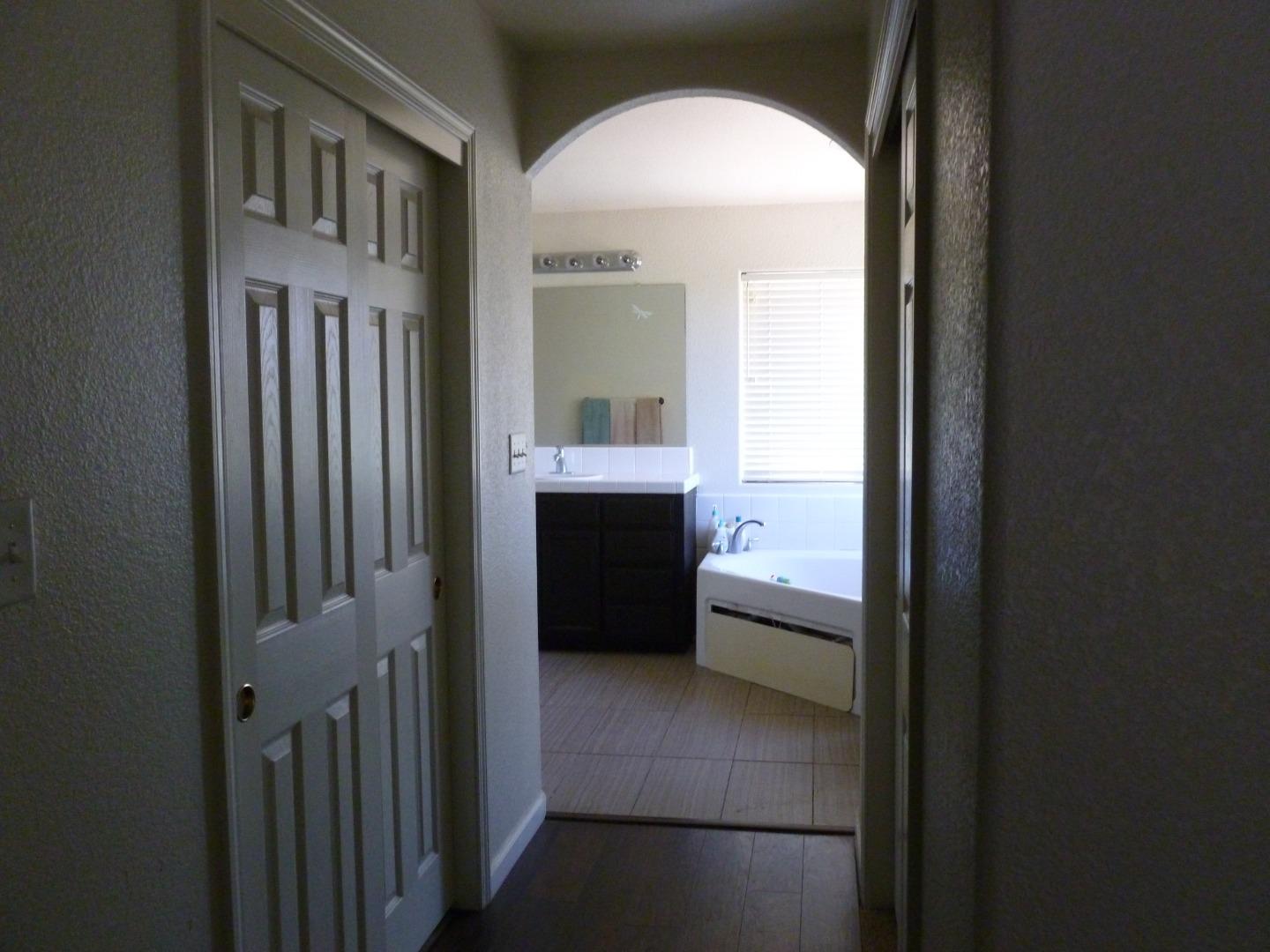 Detail Gallery Image 20 of 23 For 1013 Chenin Blanc St, Los Banos,  CA 93635 - 5 Beds | 3 Baths