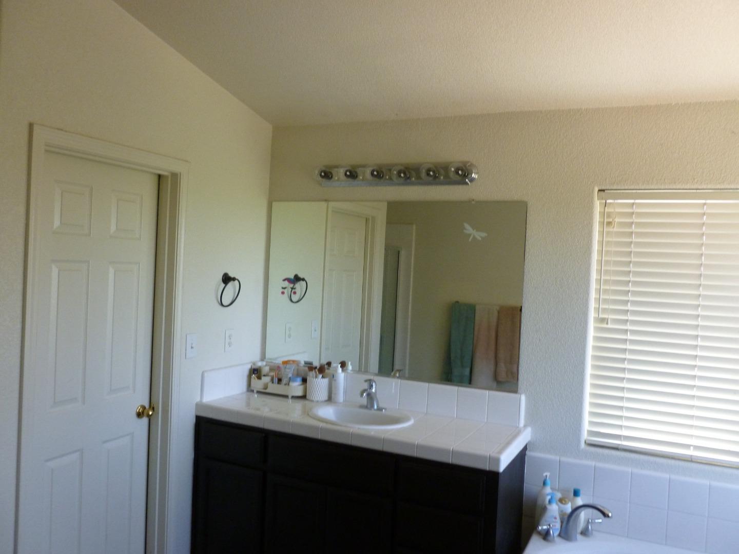 Detail Gallery Image 21 of 23 For 1013 Chenin Blanc St, Los Banos,  CA 93635 - 5 Beds | 3 Baths