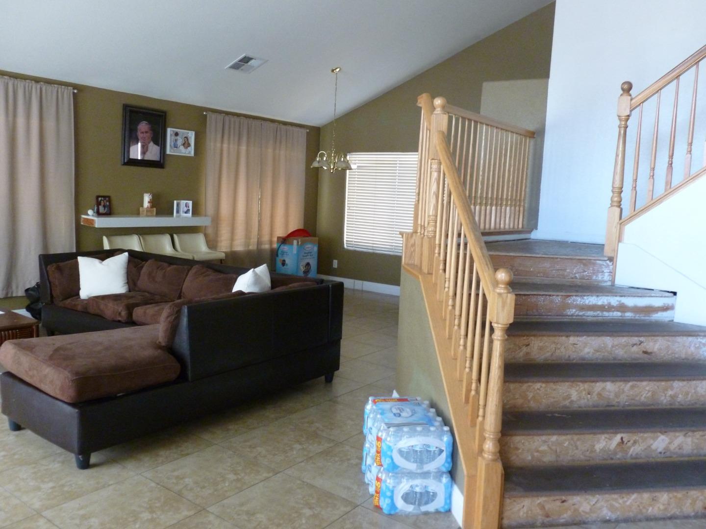 Detail Gallery Image 3 of 23 For 1013 Chenin Blanc St, Los Banos,  CA 93635 - 5 Beds | 3 Baths