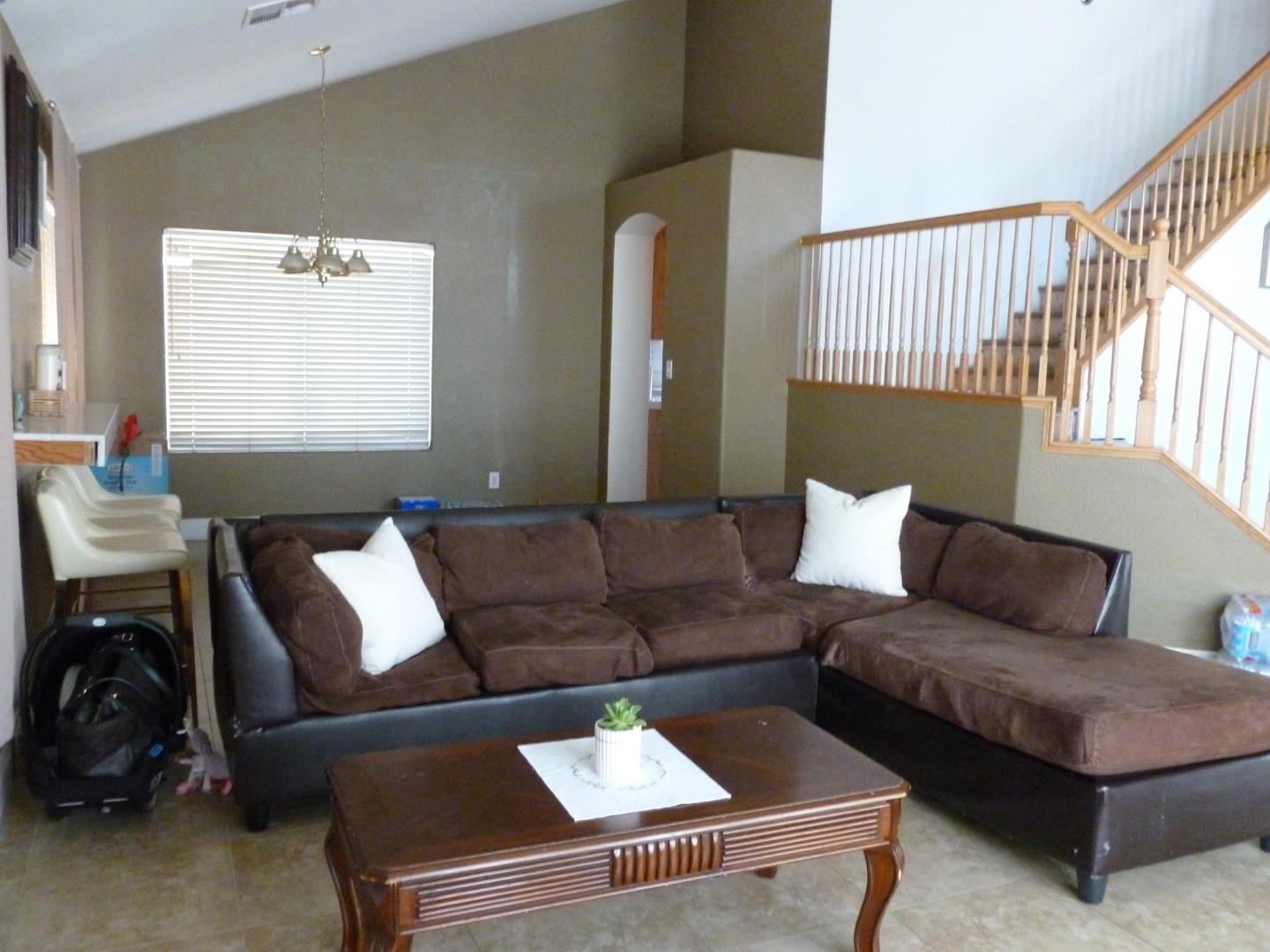 Detail Gallery Image 4 of 23 For 1013 Chenin Blanc St, Los Banos,  CA 93635 - 5 Beds | 3 Baths